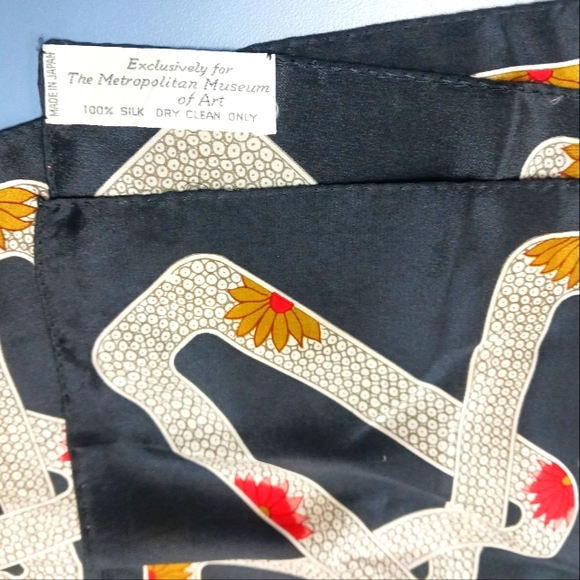 EUC 100% Silk Scarf - Picture 5 of 7